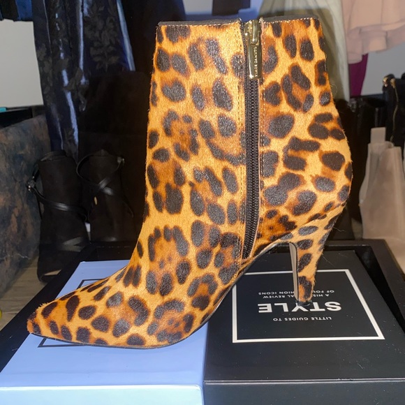 EUC Vince Camuto Leopard Ankle Boots - Picture 6 of 8